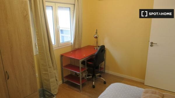 Se alquila habitación en piso de 4 dormitorios en Triana, Sevilla thumbnail 1