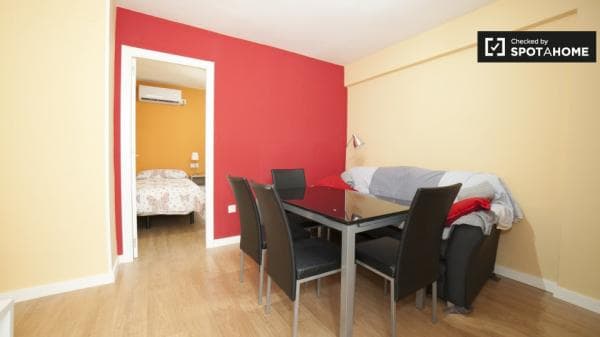 Habitación luminosa en apartamento de 4 dormitorios en Triana, Sevilla thumbnail 2