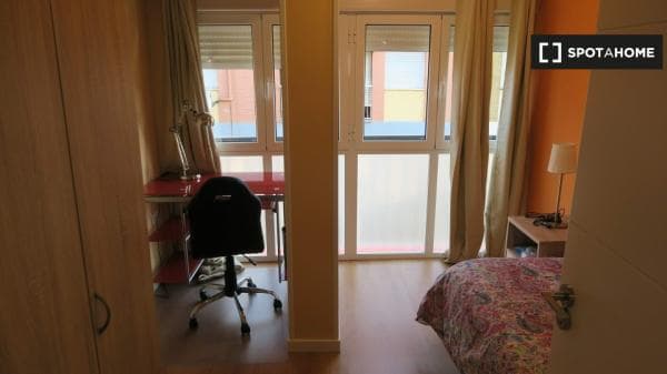 Se alquila habitación en piso de 4 dormitorios en Triana, Sevilla thumbnail 1