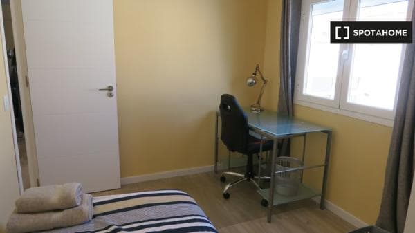 Acogedora habitación en un apartamento de 4 dormitorios en Triana, Sevilla photo 1