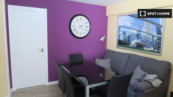 Acogedora habitación en un apartamento de 4 dormitorios en Triana, Sevilla thumbnail 2
