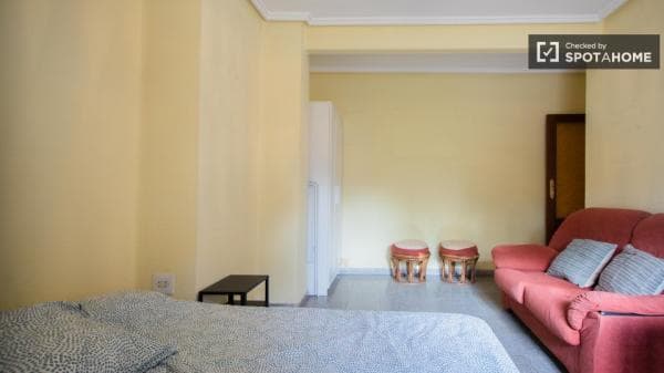 Se alquila habitación en piso de 6 habitaciones en Valencia thumbnail 1