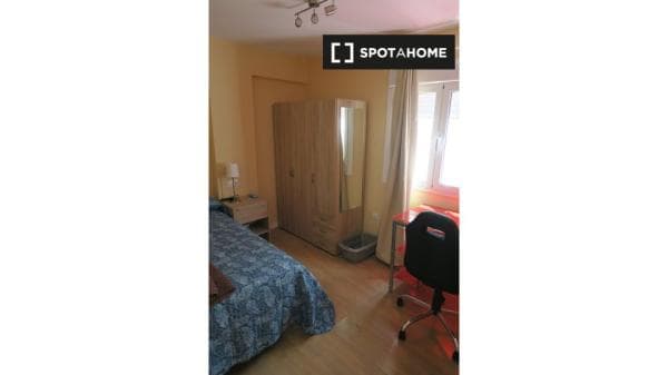 Acogedora habitación en un apartamento de 4 dormitorios en Triana, Sevilla photo 1