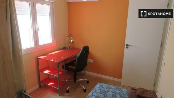 Acogedora habitación en un apartamento de 4 dormitorios en Triana, Sevilla thumbnail 1