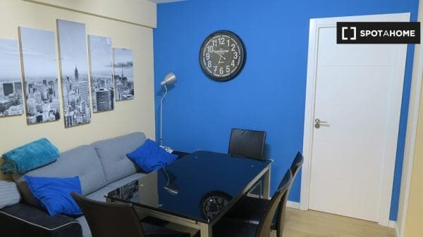 Acogedora habitación en un apartamento de 4 dormitorios en Triana, Sevilla thumbnail 2