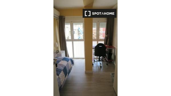 Habitación exterior en apartamento de 4 dormitorios en Triana, Sevilla photo 1