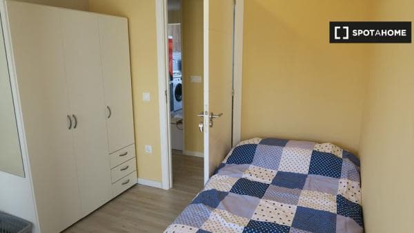 Habitación exterior en apartamento de 4 dormitorios en Triana, Sevilla thumbnail 1