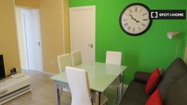 Habitación exterior en apartamento de 4 dormitorios en Triana, Sevilla thumbnail 2