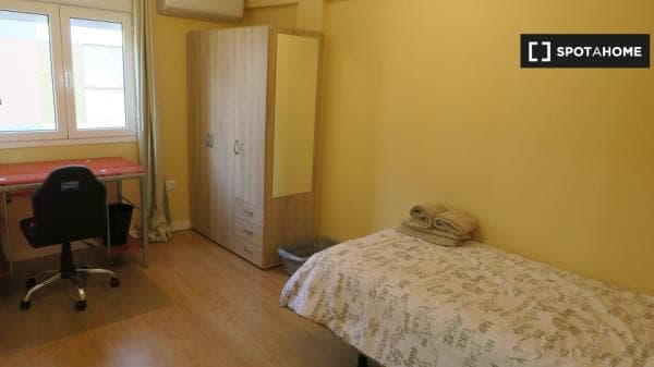 Se alquila habitación en piso de 4 dormitorios en Triana, Sevilla photo 1