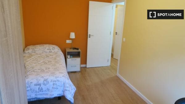 Se alquila habitación en piso de 4 dormitorios en Triana, Sevilla thumbnail 1