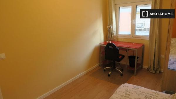 Se alquila habitación en piso de 4 dormitorios en Triana, Sevilla thumbnail 2