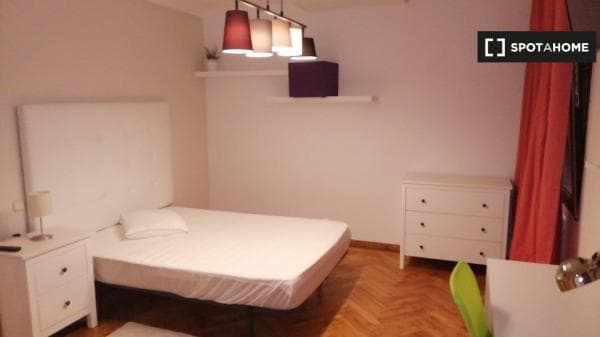 Habitación en piso compartido en Oviedo photo 3