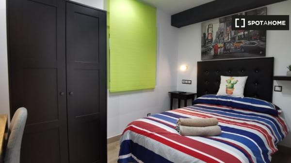 Se alquila habitación en piso de 4 habitaciones en Oviedo photo 1