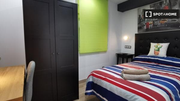Se alquila habitación en piso de 4 habitaciones en Oviedo thumbnail 1