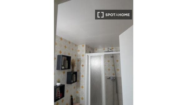 Habitación en piso compartido en barcelona. thumbnail 2