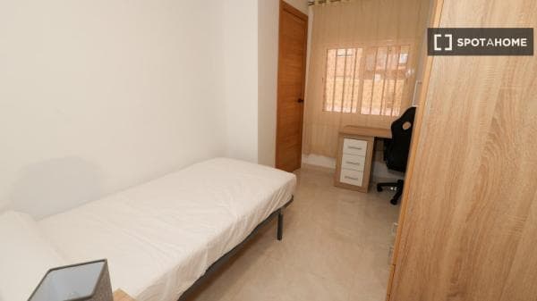 Se alquila habitación en Valencia photo 3