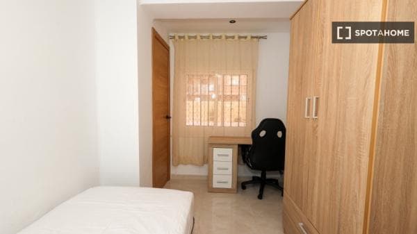 Se alquila habitación en Valencia photo 4