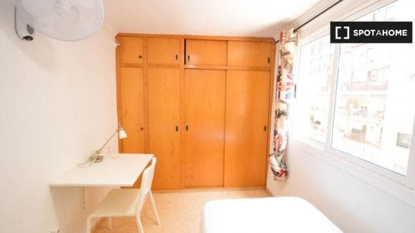 Se alquila habitación en piso de 5 dormitorios en Valencia photo 1