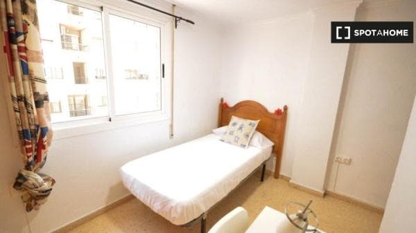 Se alquila habitación en piso de 5 dormitorios en Valencia thumbnail 1
