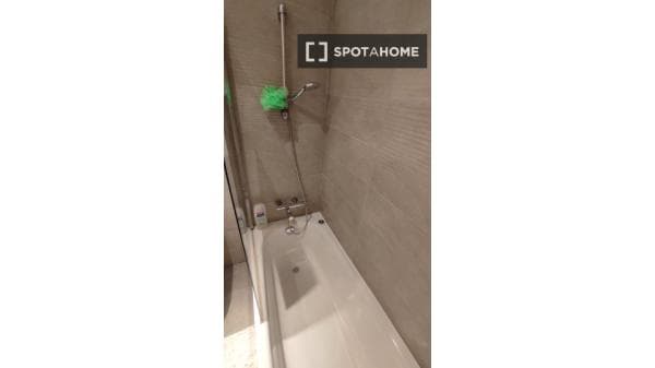 Habitación en piso compartido en barcelona. thumbnail 2