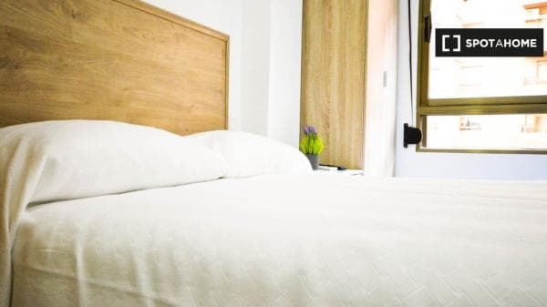 Se alquila habitación en apartamento de 5 dormitorios en Patraix, Valencia. photo 1