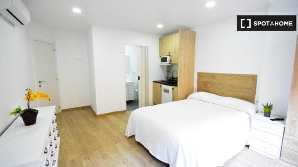 Se alquila habitación en apartamento de 5 dormitorios en Patraix, Valencia. thumbnail 2