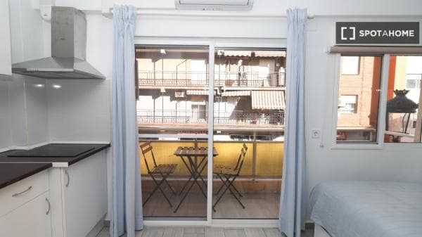 Se alquila habitación en piso de 4 dormitorios en Valencia photo 1