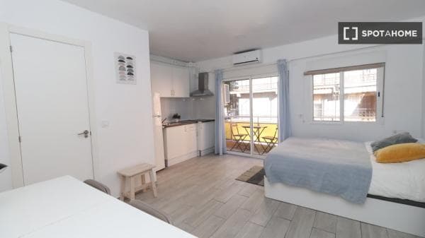 Se alquila habitación en piso de 4 dormitorios en Valencia thumbnail 1