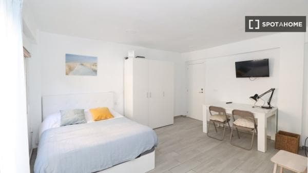 Se alquila habitación en piso de 4 dormitorios en Valencia thumbnail 2