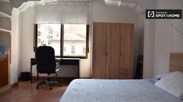 Se alquila habitación en piso de 2 dormitorios en Ayora, Valencia photo 1