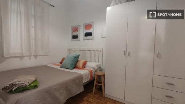 Habitación en piso compartido en barcelona. thumbnail 1