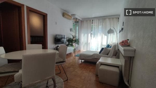 Habitación en piso compartido en barcelona. thumbnail 2