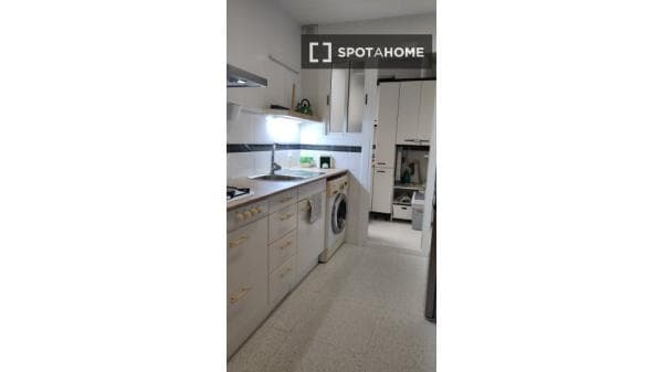 Habitación en piso compartido en barcelona. thumbnail 2