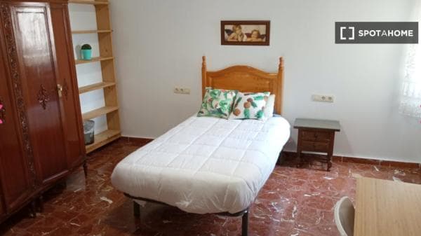 Habitación en piso compartido en Granada thumbnail 1