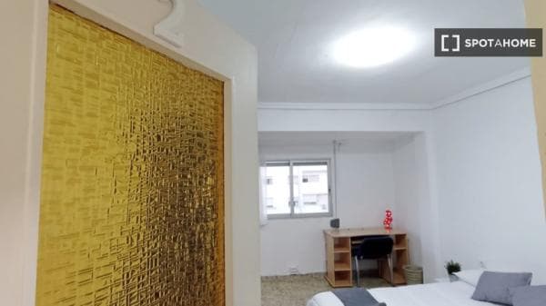 Habitación en piso compartido en valència photo 1