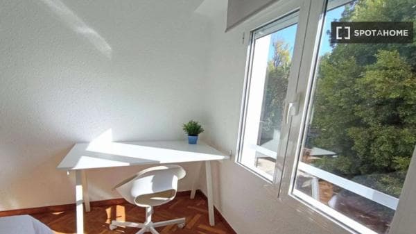 Habitación en piso compartido en valencia. thumbnail 1