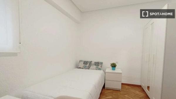 Habitación en piso compartido en valencia. photo 1