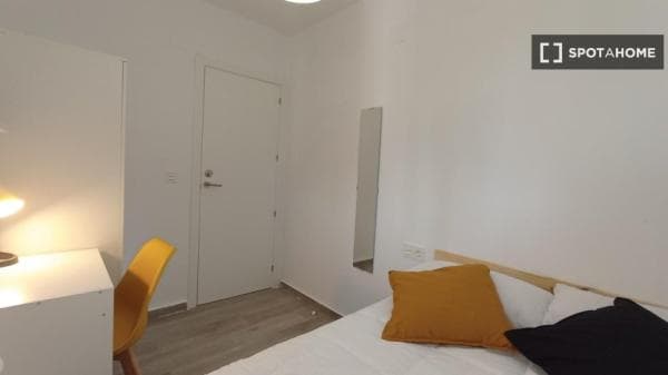 Habitación en piso compartido en Granada thumbnail 1