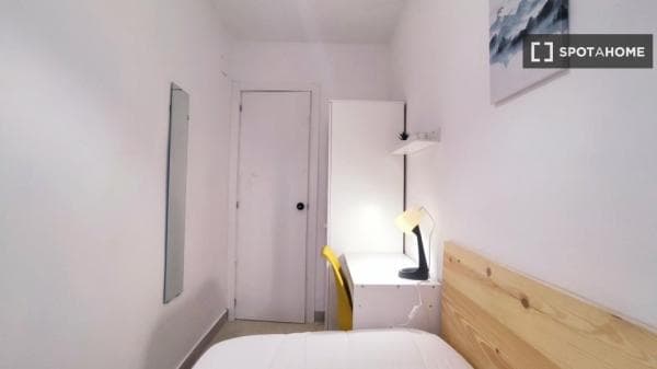 Habitación en piso compartido en Granada thumbnail 1