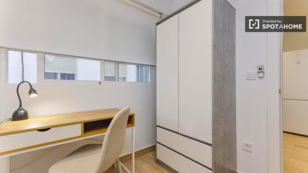 Se alquila habitación en piso de 3 dormitorios en valencia. thumbnail 2