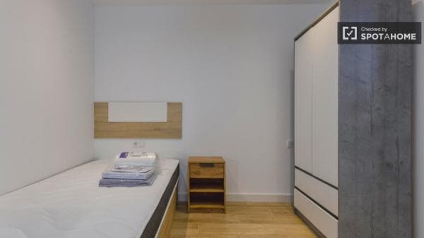Se alquila habitación en piso de 3 dormitorios en valencia. thumbnail 1