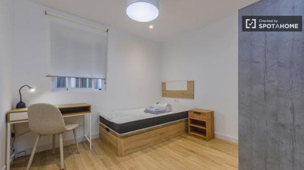 Se alquila habitación en piso de 3 dormitorios en valencia. thumbnail 2