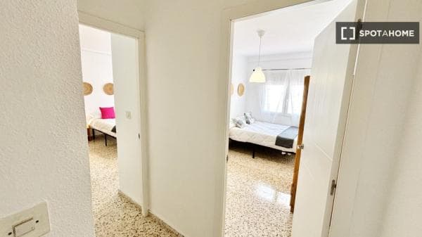 Habitación en piso compartido en valencia. photo 1