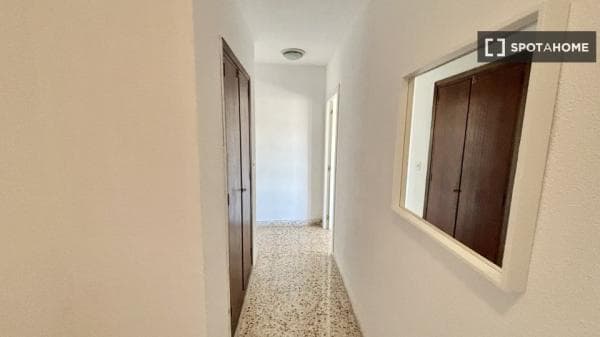 Habitación en piso compartido en valencia. thumbnail 2