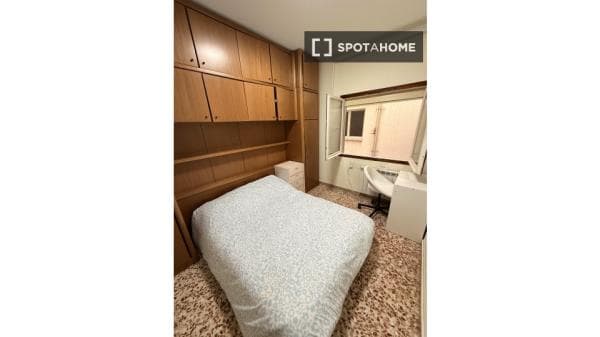 Habitaciones para alquilar en apartamento de 4 dormitorios en Barcelona photo 1