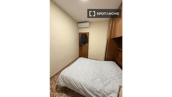 Habitaciones para alquilar en apartamento de 4 dormitorios en Barcelona thumbnail 1