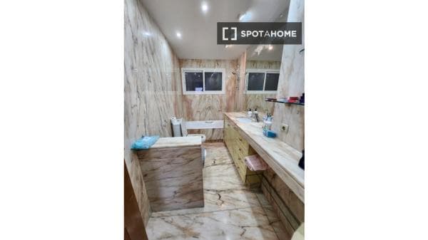 Habitaciones para alquilar en apartamento de 4 dormitorios en Barcelona thumbnail 2