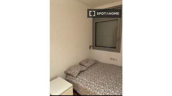 Habitación en piso compartido en barcelona. photo 1