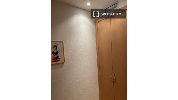 Habitación en piso compartido en barcelona. thumbnail 1