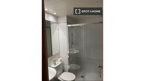 Habitación en piso compartido en barcelona. thumbnail 2